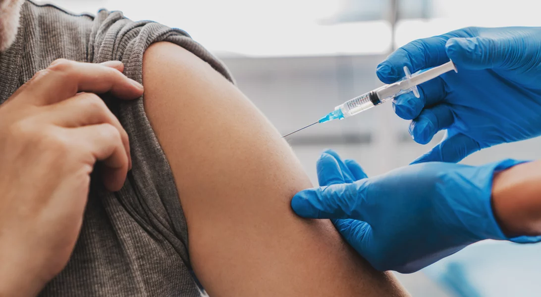 Κορονοϊός | Πότε έρχεται το νέο εμβόλιο που θα στοχεύει και την υποπαραλλαγή Eris