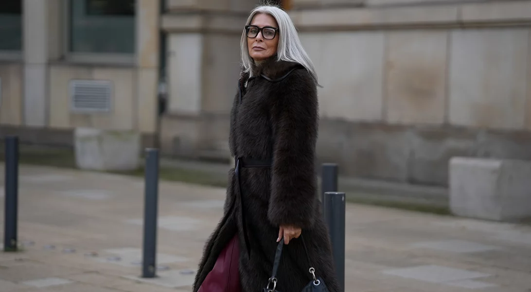 Cozy & Chic | 5 γιορτινά outfits για γυναίκες άνω των 50 που συνδυάζουν άνεση και κομψότητα