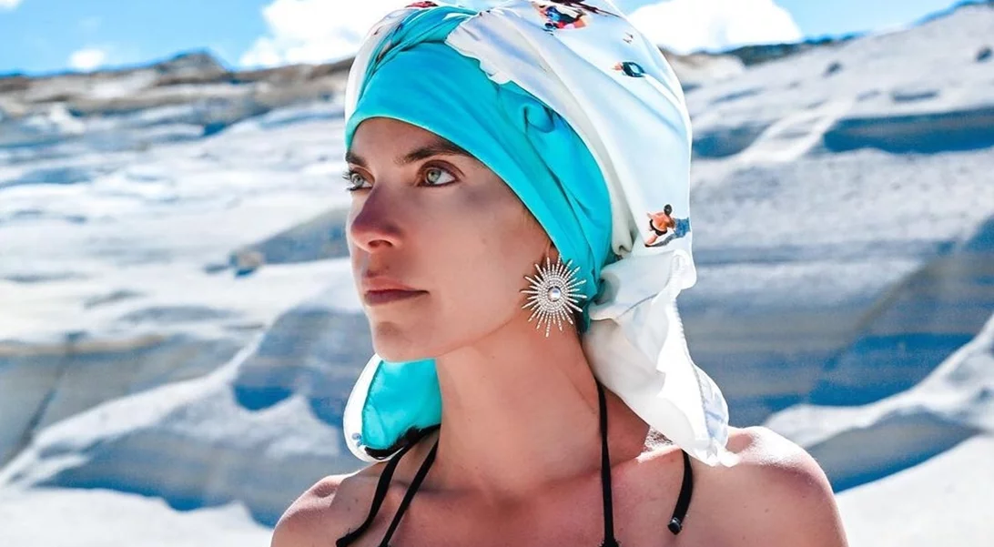 Throwback time | Η Μαρίνα Βερνίκου με πράσινο σατέν φόρεμα στο pre-wedding party της Χριστίνας Μπόμπα και του Σάκη Τανιμανίδη