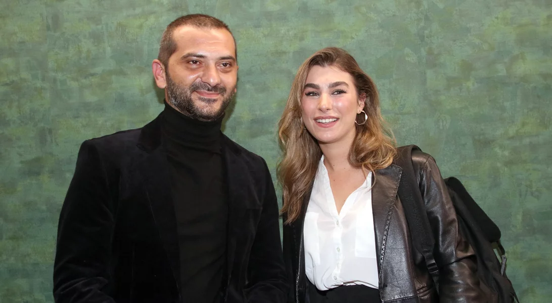 O Λεωνίδας Κουτσόπουλος δουλεύει έχοντας στην αγκαλιά του τον μονάκριβο γιο του