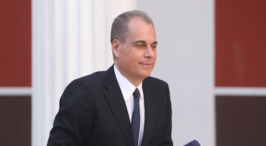 O Νίκος Στραβελάκης σε μία σπάνια δημόσια εμφάνιση με τη σύζυγό του και τον 17χρονο γιο τους, Άρη