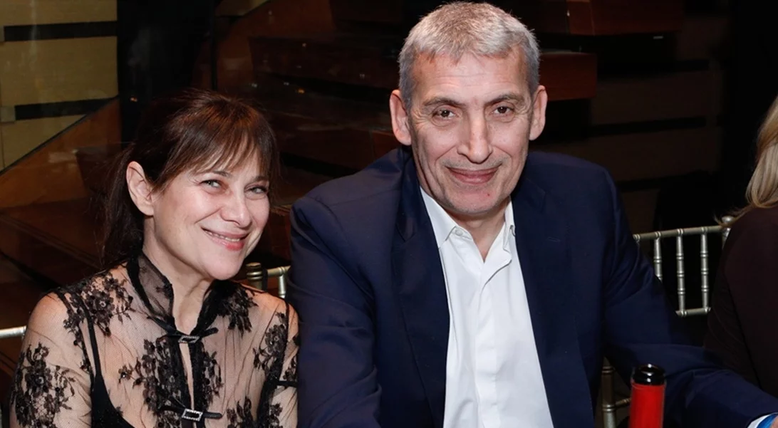 Η 26χρονη κόρη του Παναγιώτη Φασούλα, Μαριέλλα Φασούλα, ποζάρει με μαύρο μπικίνι στην παραλία