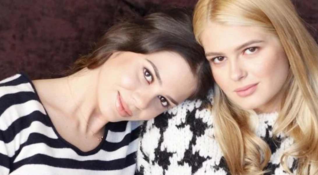 Η Αμαλία και η Αλεξάνδρα Κωστοπούλου ήταν δύο πανέμορφα και ξανθά κορίτσια | Η γλυκιά φωτογραφία από τα παιδικά τους χρόνια