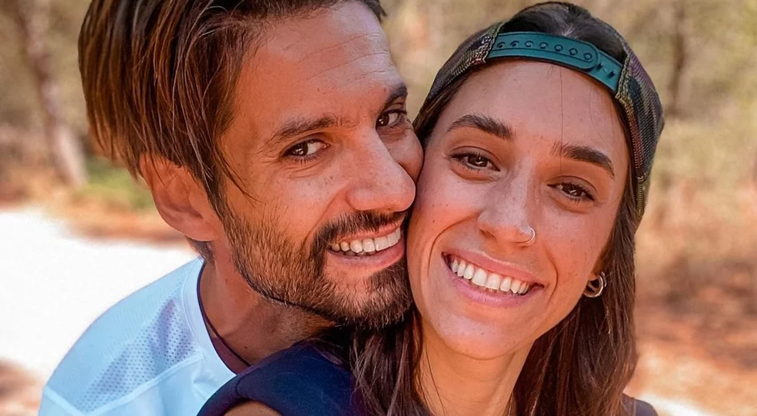 Γιώργος Καράβας και Ραφαέλα Ψαρρού | Ο γιος τους, Φίλιππος, έβαψε τα μαλλιά του κατακόκκινα