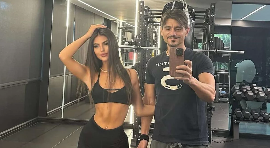 Δέσποινα Γιαννακοπούλου | Φοράει mini γαλάζιο φόρεμα και χορεύει χαρούμενη στο TikTok