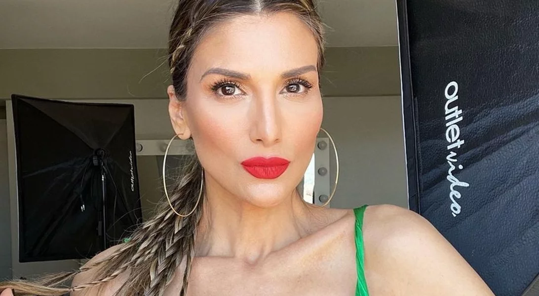 Ρούλα Σταματοπούλου | Ποζάρει με μαγιό κρατώντας στην αγκαλιά της των τριών μηνών γιο της