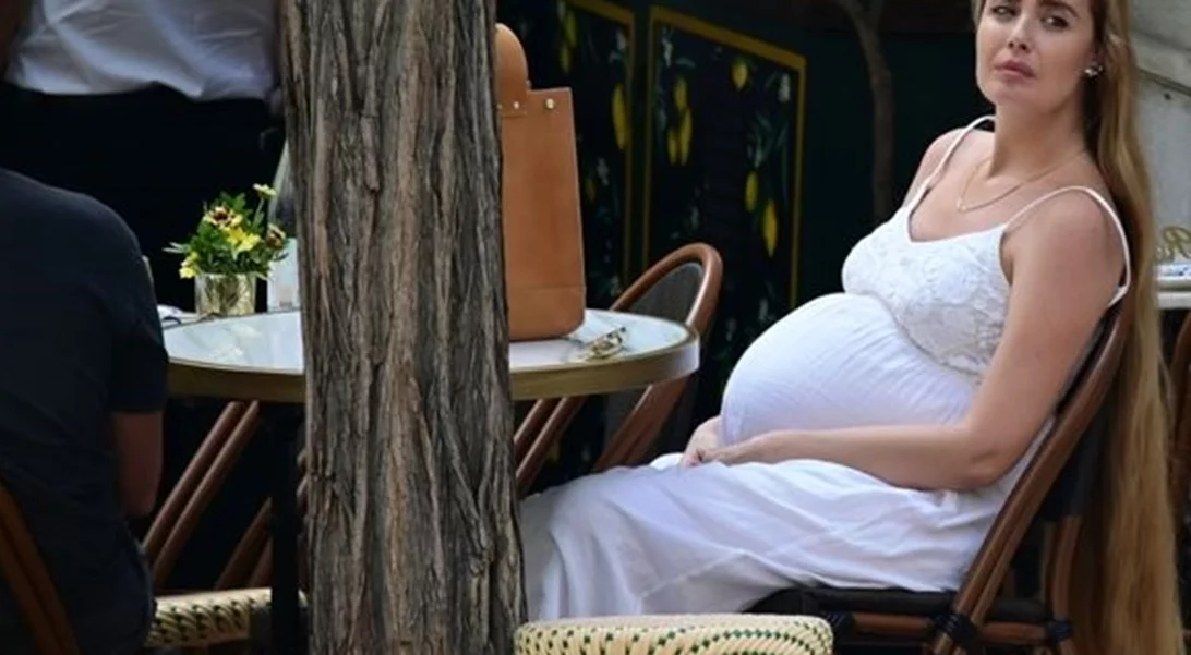 Αντωνία Καλλιμούκου | Σε προχωρημένη εγκυμοσύνη στο κέντρο της Αθήνας - Με λευκό φόρεμα και μπαλαρίνες