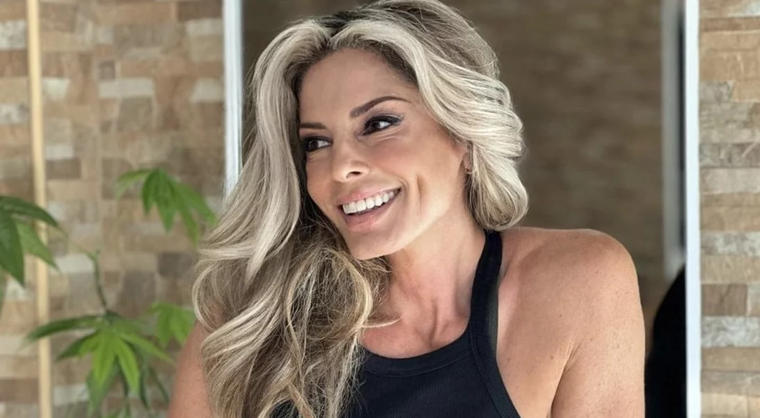 H Κατερίνα Λάσπα φόρεσε το πιο κολακευτικό athleisure μαγιό | Η γραμμωμένη της σιλουέτα και οι υπέροχες φωτογραφίες από την παραλία