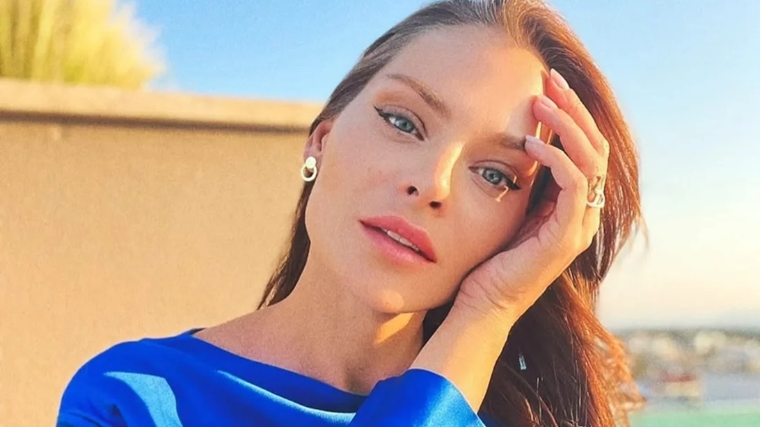 Η Υβόννη Μπόσνιακ μάς ξεναγεί στην πολυτελή κουζίνα της | Ολόλευκη με κρυφό φωτισμό