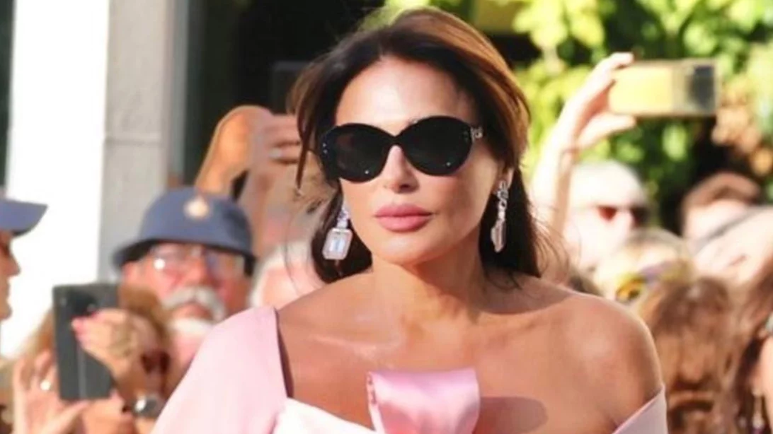 Carla Bruni, Kimberly Guilfoyle & Ανθή Φακιδάρη στο ιστορικό show της Σίλιας Κριθαριώτη στο Παρίσι