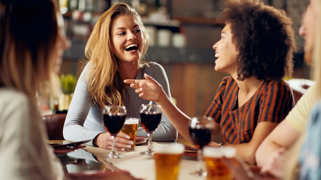 Μισείς το "small talk"; Αυτές είναι οι 6 συμπεριφορές που μπορεί να "φρενάρουν" τις σχέσεις σου