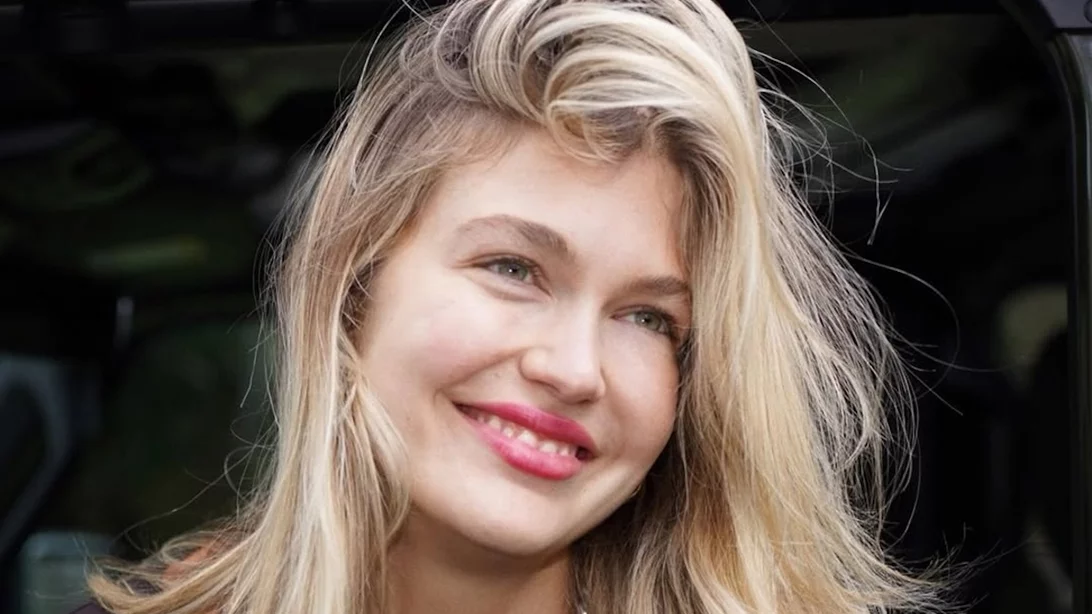 Κλέλια Ανδριολάτου | Πανέμορφο κατάξανθο κοριτσάκι στην αγκαλιά της αδερφής της