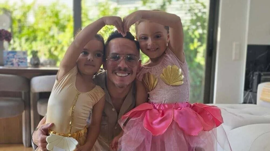 Ο Λευτέρης Πετρούνιας επέστρεψε στην Αθήνα | Η θερμή υποδοχή και το τρυφερό δώρο από τα κορίτσια του