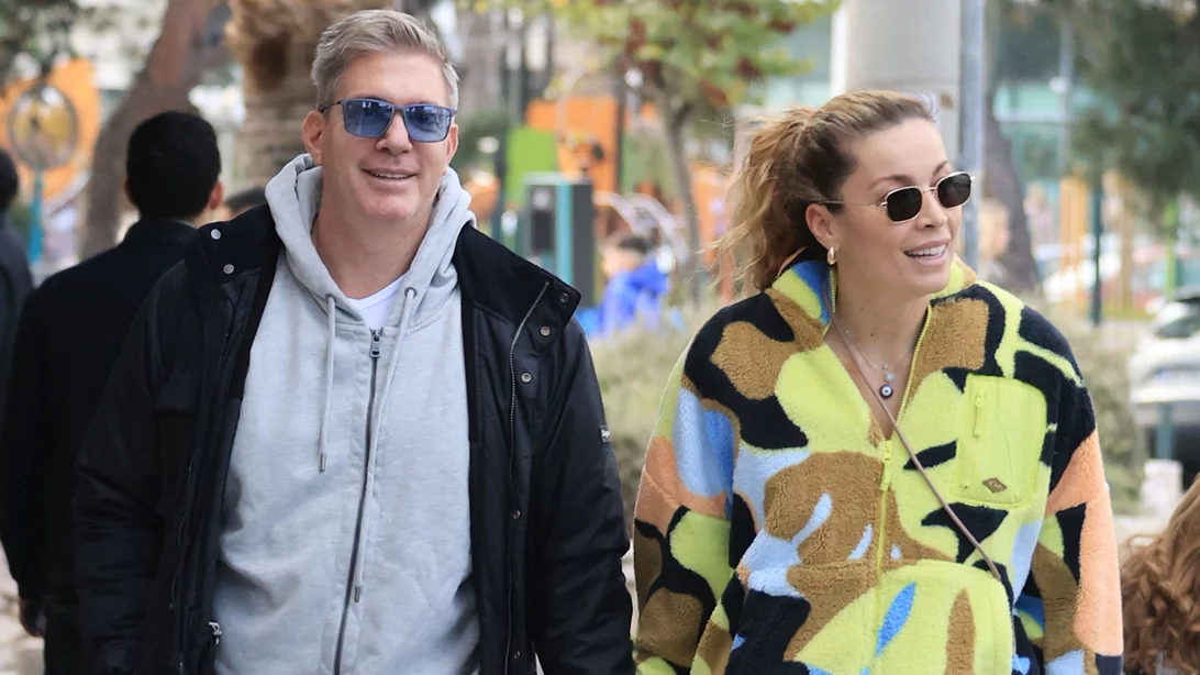 Με chic αθλητικό jacket η Μαριέττα Χρουσαλά | Χέρι χέρι με τον Λέοντα Πατίτσα στην πρωινή τους βόλτα