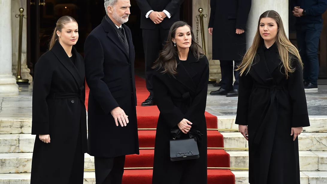 Letizia, Leonor και Sofia στην Αθήνα | To πένθιμο look τους στην κηδεία της πριγκίπισσας Ειρήνης