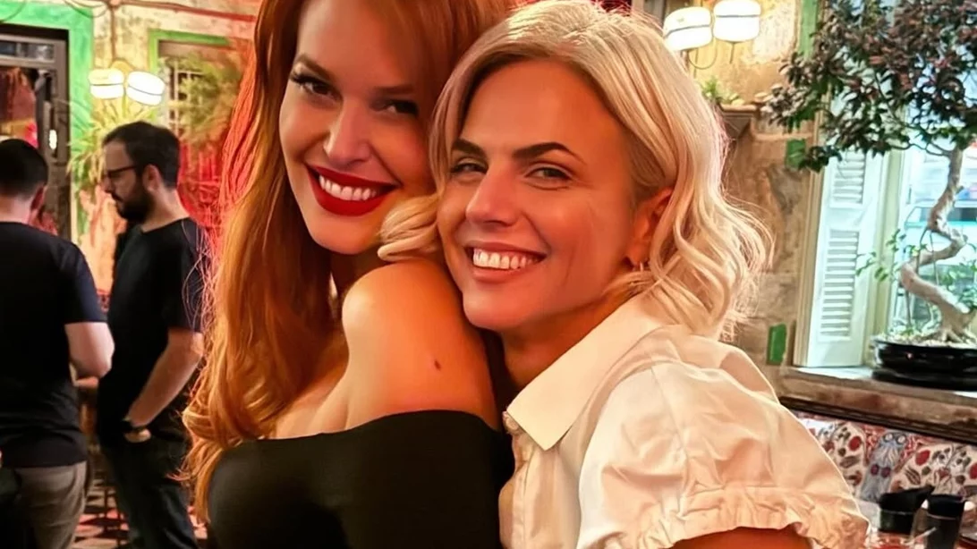 Σίσσυ Χρηστίδου & Χριστίνα Κοντοβά | Με εντυπωσιακά βραδινά σύνολα σε πολυτελές ξενοδοχείο της πρωτεύουσας