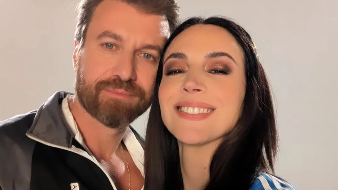 "Το Σόι Σου" | Οι τηλεοπτικοί "Διονύσης" & "Αλίνα" ποζάρουν μαζί στο θέατρο