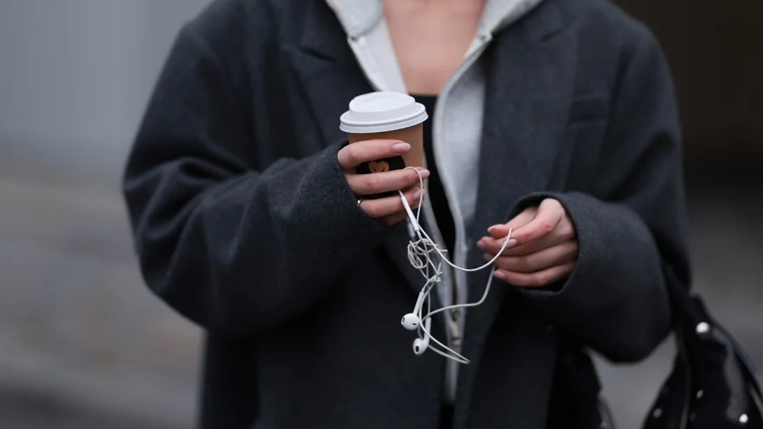 Italian Manicure | Το trick για να βάφεις τα νύχια σου και να δείχνουν αμέσως πιο μακριά