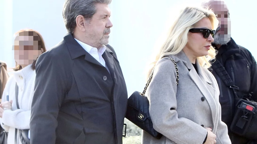 Ελένη Μενεγάκη & Γιάννης Λάτσιος | Μαζί στο τελευταίο αντίο στον Γιώργο Παπαδάκη