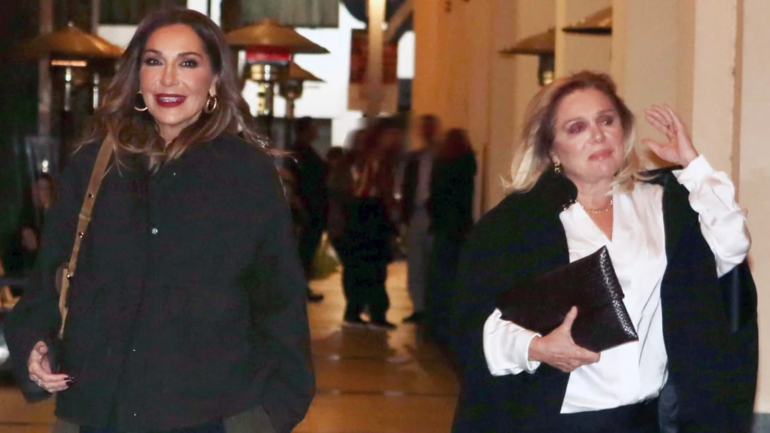 Δέσποινα Βανδή – Μαρία Καβογιάννη | Βραδινή έξοδος στο θέατρο για τις δύο καλές φίλες