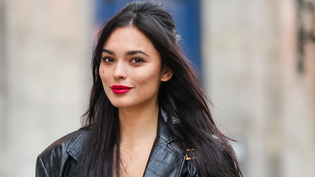 Γιατί το κόκκινο κραγιόν της κολλητής σου δείχνει "ξένο" πάνω σου; Η απάντηση κρύβεται στον καρπό σου