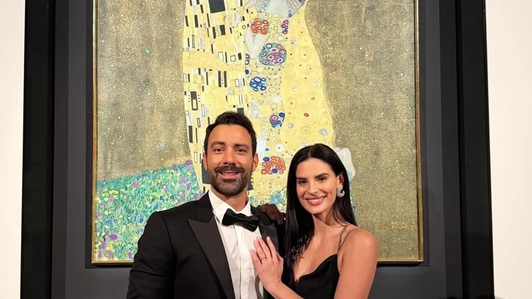 Χριστίνα Μπόμπα & Σάκης Τανιμανίδης | Με επίσημα outfits σε διάσημη γκαλερί στη Βιέννη