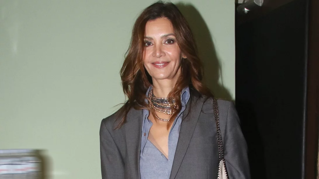 Η Κατερίνα Λέχου με βελούδινο σακάκι, καφέ παντελόνι και metallic γόβες σε βραδινή έξοδο