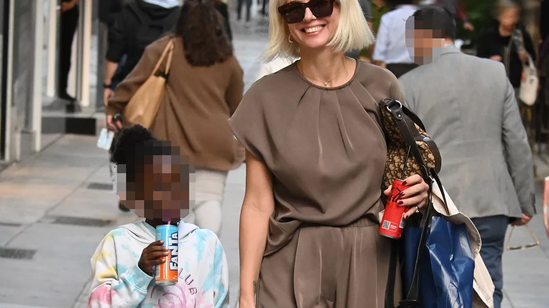 Mother & daughter goals | Η Χριστίνα Κοντοβά και η κόρη της με τέλεια outfits στο κέντρο της Αθήνας