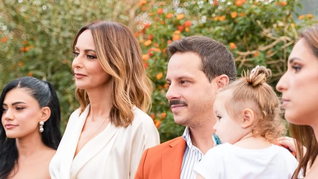 "Η καλύτερη νονά" | Η Μπέττυ Μαγγίρα αγκαλιά με την Αριάδνη Μακαλιά στον φακό της Αντιγόνης Ψυχράμη