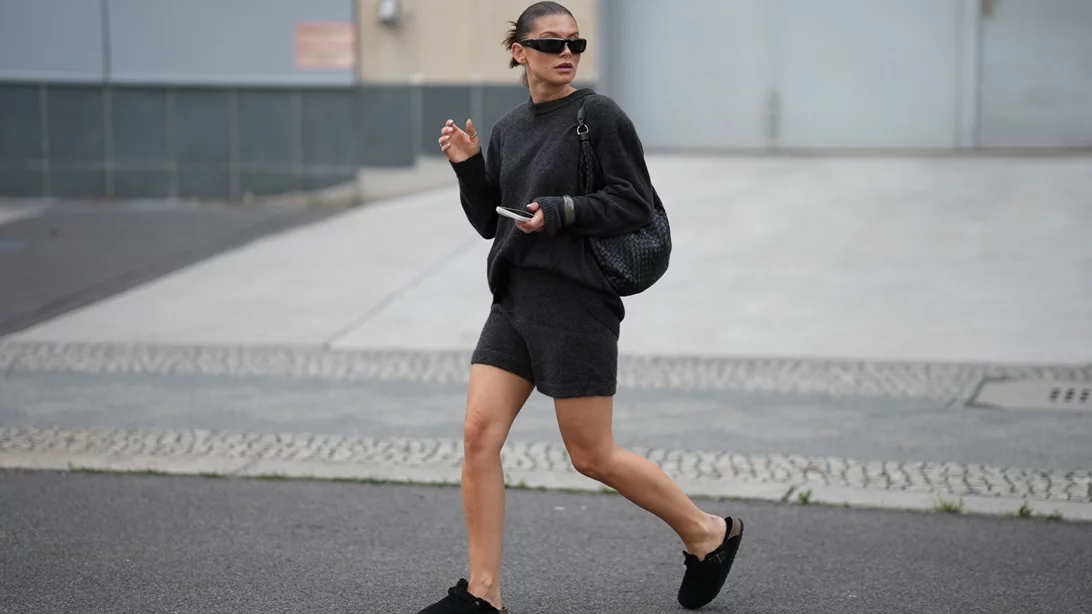 H μίνι καπιτονέ τσάντα από τη συλλογή της Oysho είναι το must-have αξεσουάρ του χειμώνα