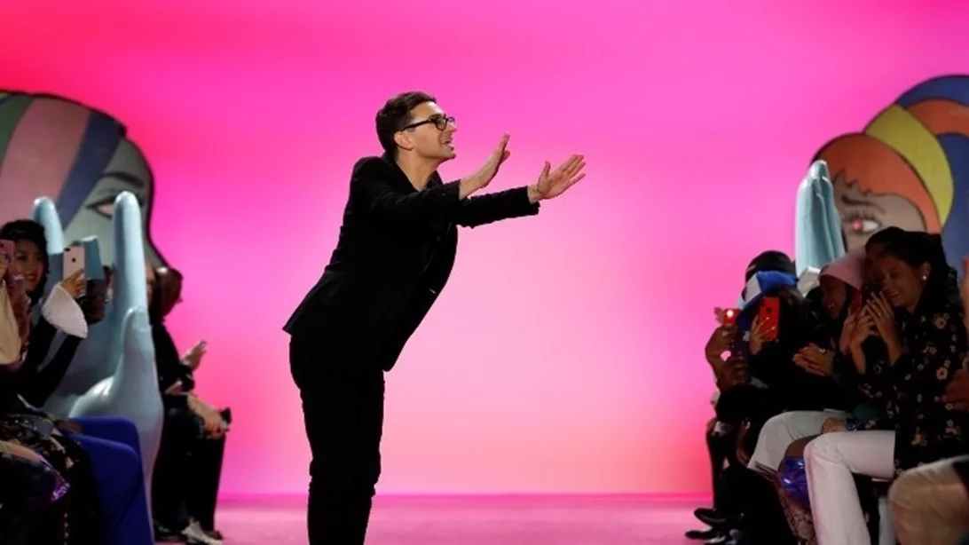 Έκθεση με δημιουργίες των Christian Siriano και Ashley Longshore διερευνά της σχέση μόδας και εικαστικών τεχνών