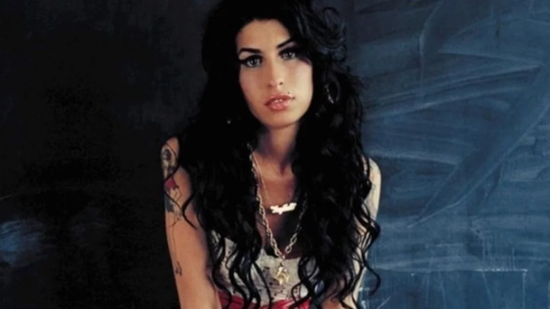 Δικαστική διαμάχη μεταξύ του πατέρα της Amy Winehouse και φίλων της, που πούλησαν τα φορέματά της