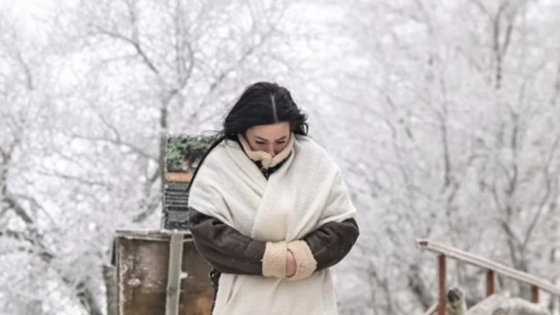 Σε εξέλιξη η ψυχρή εισβολή με χιόνια, τσουχτερό κρύο και θυελλώδεις ανέμους -Νέα επιδείνωση από το βράδυ της Τρίτης