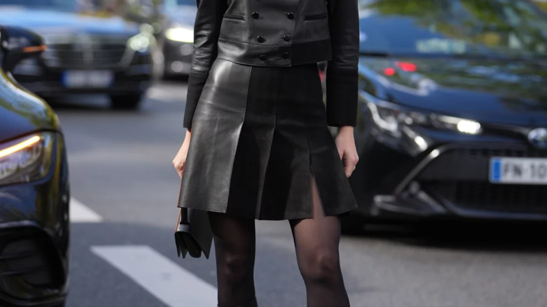 Sheer-Tights Manicure | Η "σκοτεινή" γοητεία του διαφανούς καλσόν στα νύχια σου