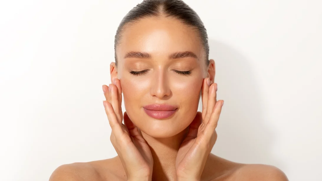 Ξύπνησες πρησμένη; Αυτό το μασάζ "ξεφουσκώνει" αμέσως το πρόσωπο