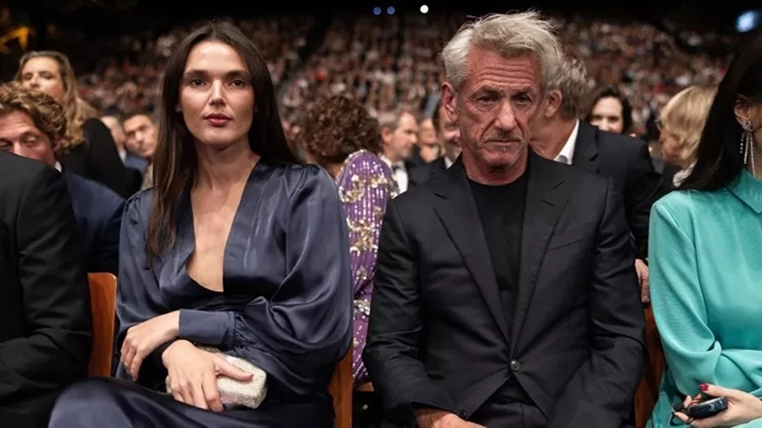 Sean Penn | Η αμήχανη εμφάνιση με την 30χρονη σύντροφό του σε gala στη Γαλλία