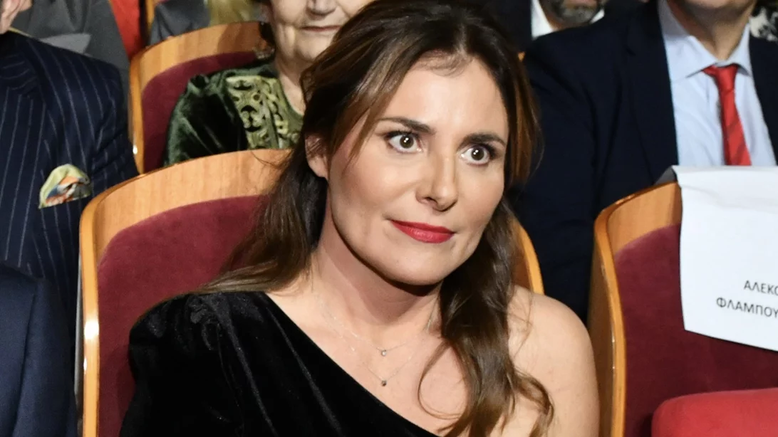 Η Μπέττυ Μπαζιάνα με βελούδινη one shoulder ολόσωμη φόρμα σε σπάνια εμφάνιση