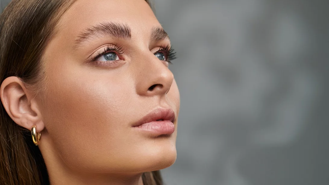 Το λάθος που κάνεις κάθε βράδυ στον καθαρισμό και σου προκαλεί σπυράκια