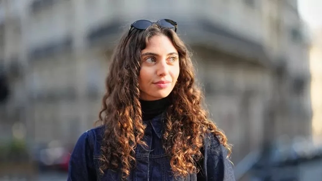 Πριν τον Ύπνο | Η κίνηση-ματ που θα σου χαρίσει ξεκούραστο βλέμμα το επόμενο πρωί