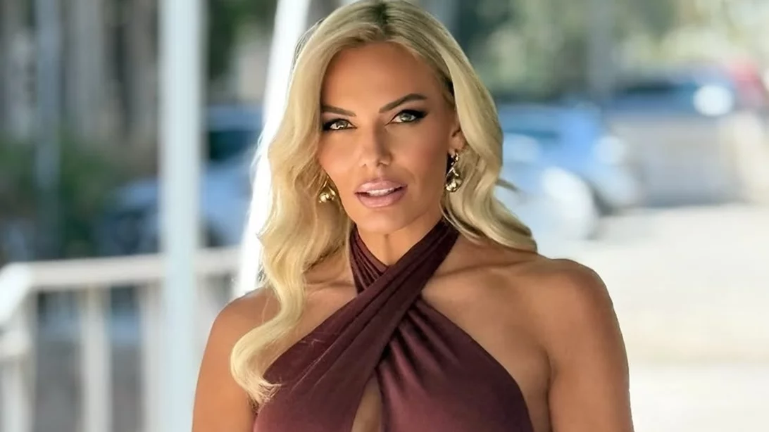 Το mocha mousse φόρεμα που φόρεσε η Ιωάννα Μαλέσκου είναι ιδανικό για τα καλέσματα του καλοκαιριού