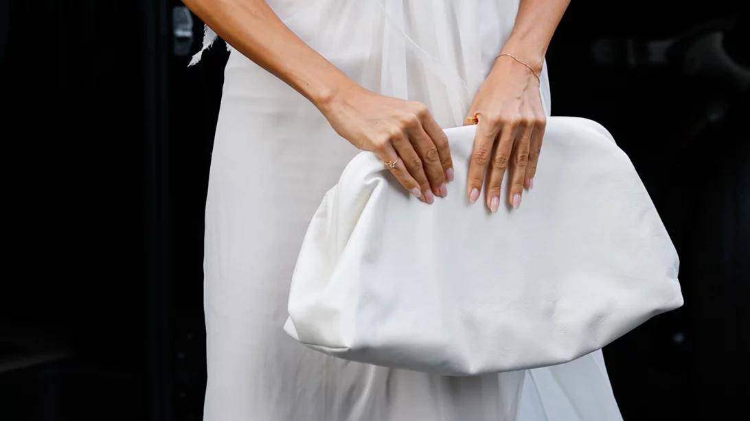 Pantone Cloud Dancer | 4 μανικιούρ που απογειώνουν το πιο "ακριβό" χρώμα του 2026