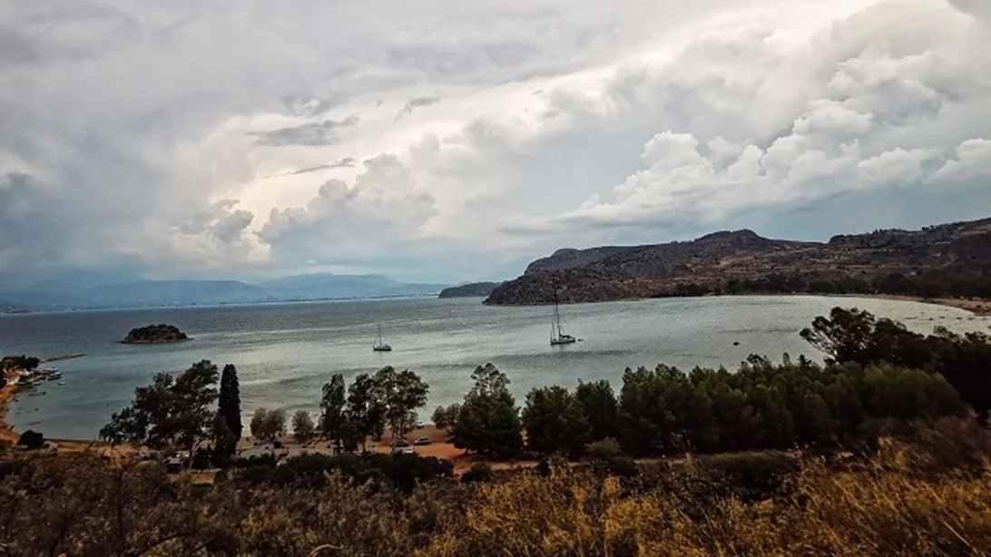 Αιθριος καιρός το Σάββατο με ήπιους ανέμους και λίγες νεφώσεις: Μικρή άνοδος της θερμοκρασίας