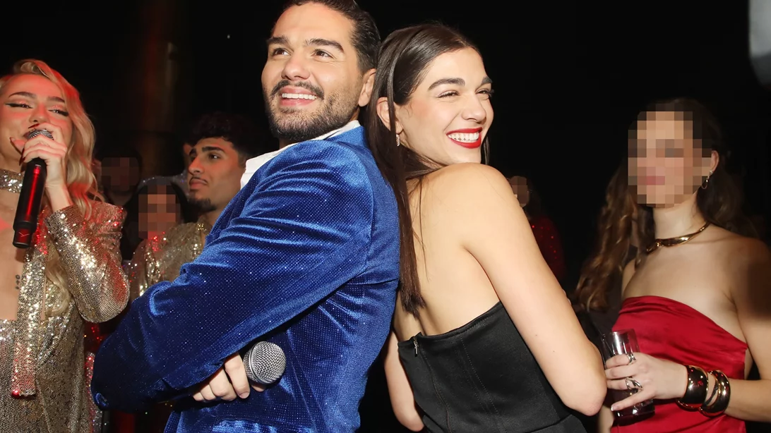 Η Μελίνα Νικολαΐδη σε νέα βραδινή έξοδο | Η στιγμή που "έκλεψε" το μικρόφωνο από τον Χρήστο Μάστορα