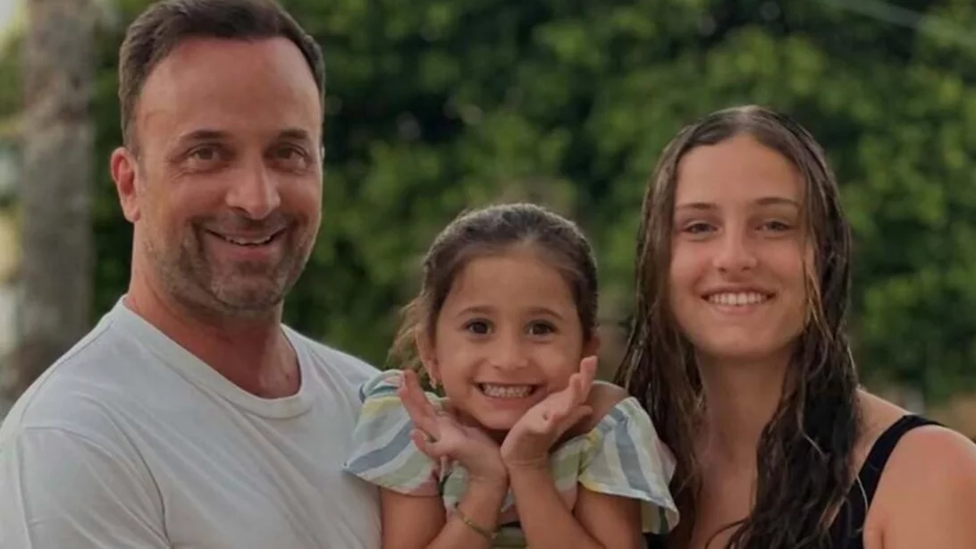 Με μακριά μαλλάκια και σκωτσέζικη φούστα η Βαλέρια Λιανού | Η κόρη του Γιώργου Λιανού μεγάλωσε και ποζάρει δίπλα στη μαμά της