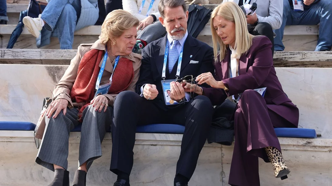 Marie Chantal | Με μπορντό κοστούμι και λεοπάρ μποτάκια στο Καλλιμάρμαρο