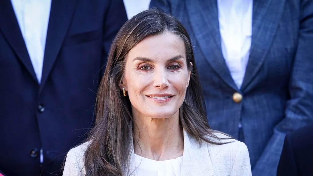 Letizia της Ισπανίας | Φόρεσε την πιο festive φούστα με παγιέτες από τη Massimo Dutti