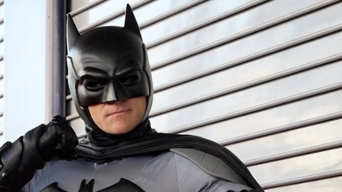 H ανθρώπινη συμπεριφορά σε δημόσιους χώρους βελτιώνεται, όταν είναι κοντά ο Μπάτμαν