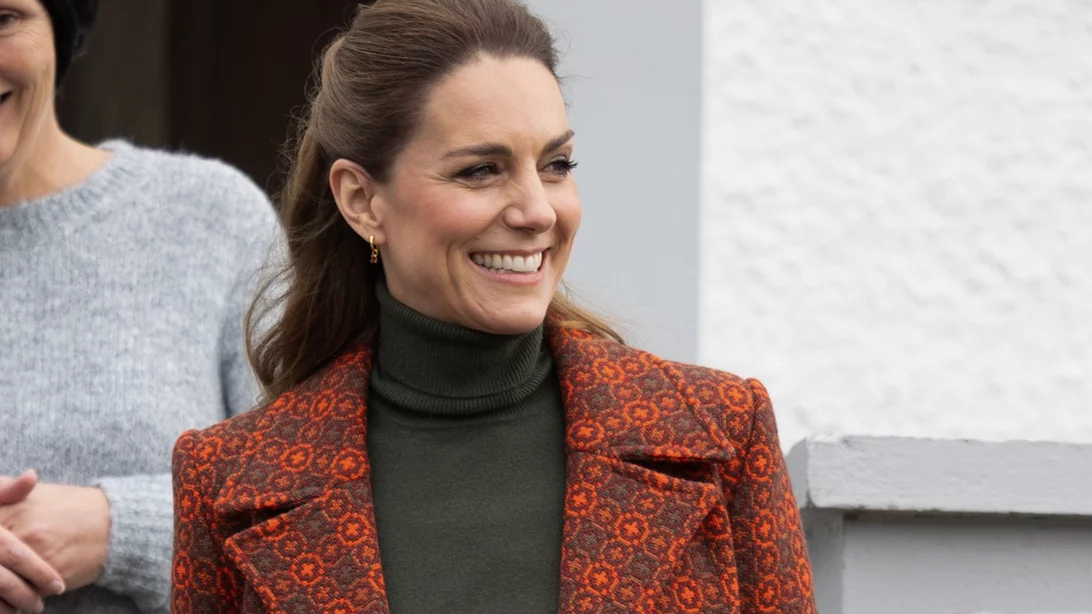 Kate Middleton | Με το πιο ιδιαίτερο παλτό που έχει φορέσει ποτέ & με το παντελόνι της Victoria Beckham