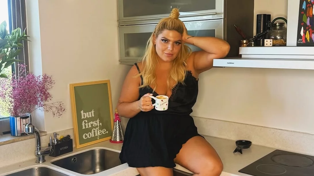 Η Δανάη Μπάρκα στην αιώρα | Βρήκε τον επίγειο παράδεισό της