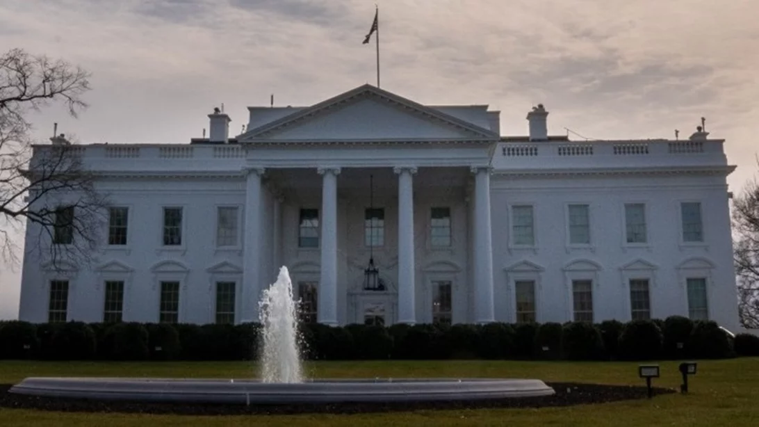 ΗΠΑ | Ο Λευκός Οίκος κατηγορεί τους Δημοκρατικούς ότι κατασκεύασαν μια "πλαστή αφήγηση" για τον Τrump μετά τη δημοσιοποίηση email του Jeffrey Epstein
